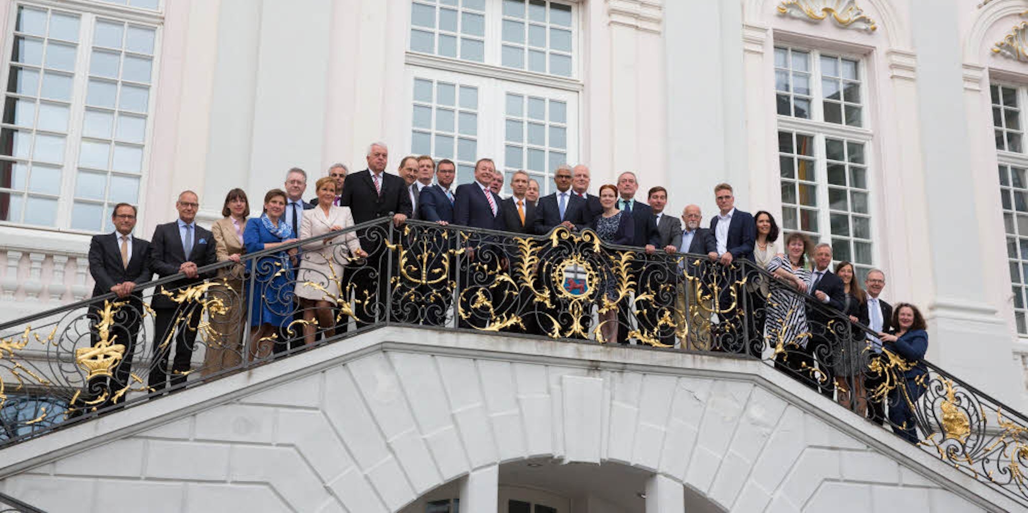 Vereint auf der Treppe: Die Vertreter der Region nach dem Arbeitstreffen im Alten Rathaus.