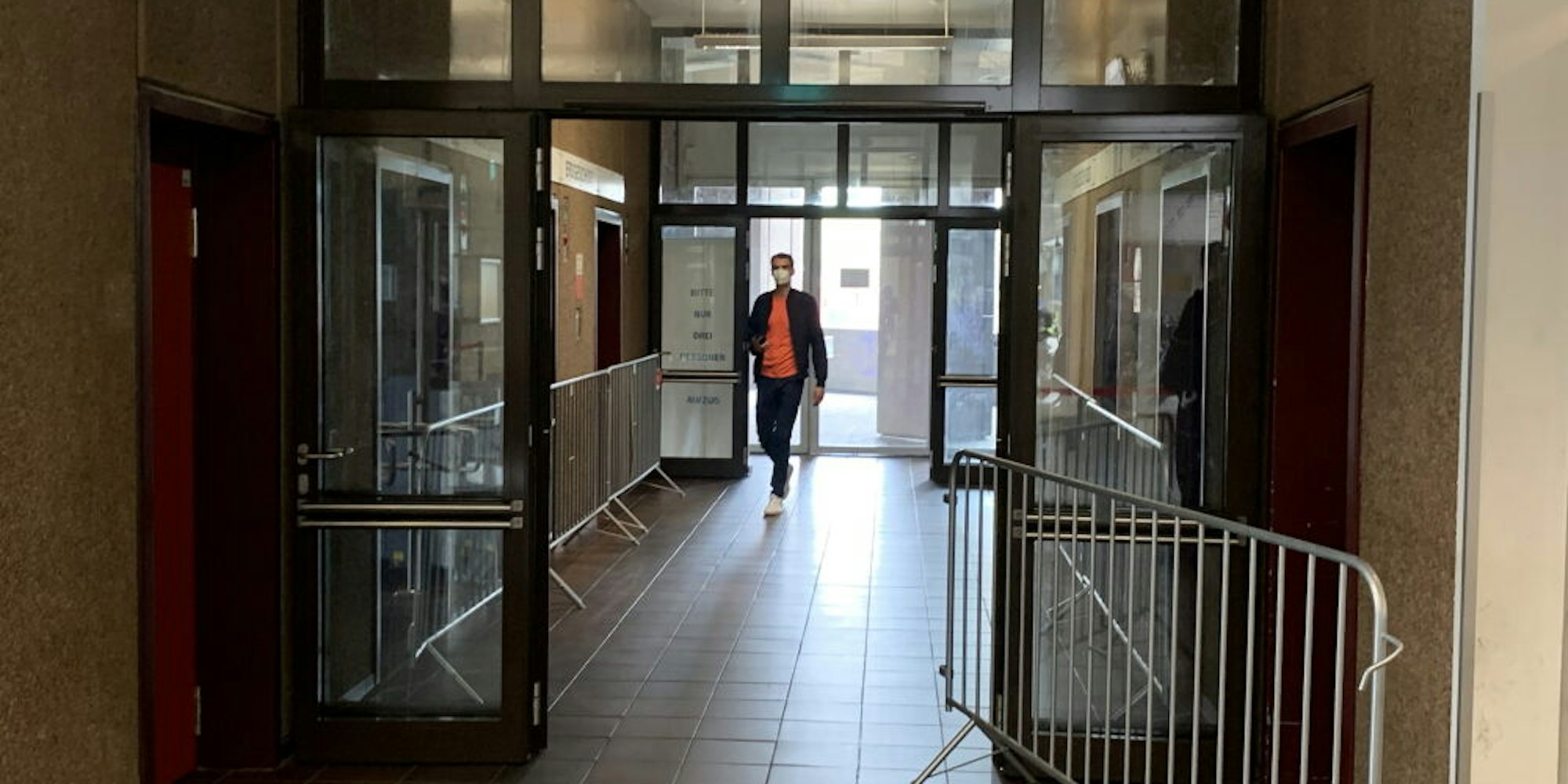 Absperrgitter machen es deutlich: Im Gerichtsgebäude an der Luxemburger Straße sind die Aufzüge kaputt.