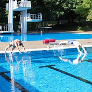 Am Morgen um 10 Uhr fiel der Startschuss für den Dauer-Schwimmer-Wettbewerb. 