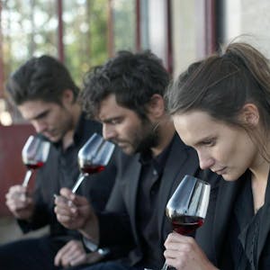 Die Geschwister Jérémie (François Civil), Jean (Pio Marma) und Juliette (Ana Girardot, vorne) bei der Weinprobe.