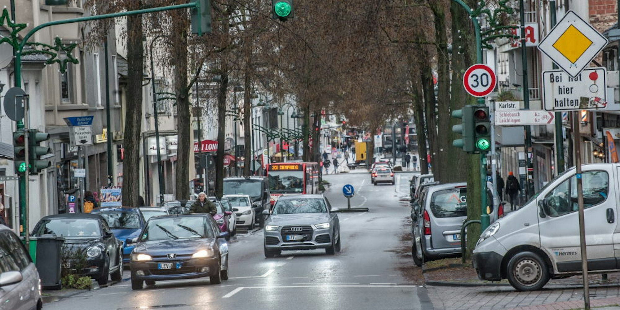 Die  Kölner Straße könnte Einbahnstraße werden, mit Busverkehr, weniger Autos und mehr Platz für Radfahrer.