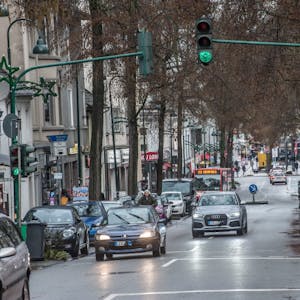 Die  Kölner Straße könnte Einbahnstraße werden, mit Busverkehr, weniger Autos und mehr Platz für Radfahrer.