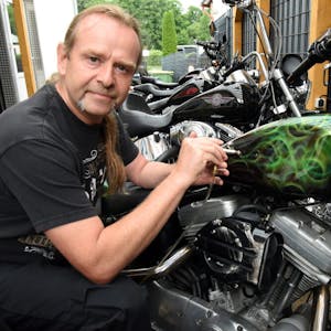 In der Nümbrechter Ortschaft Homburg-Bröl betreibt Heister die „Harley Davidson Manufaktur MCP Custombikes“.