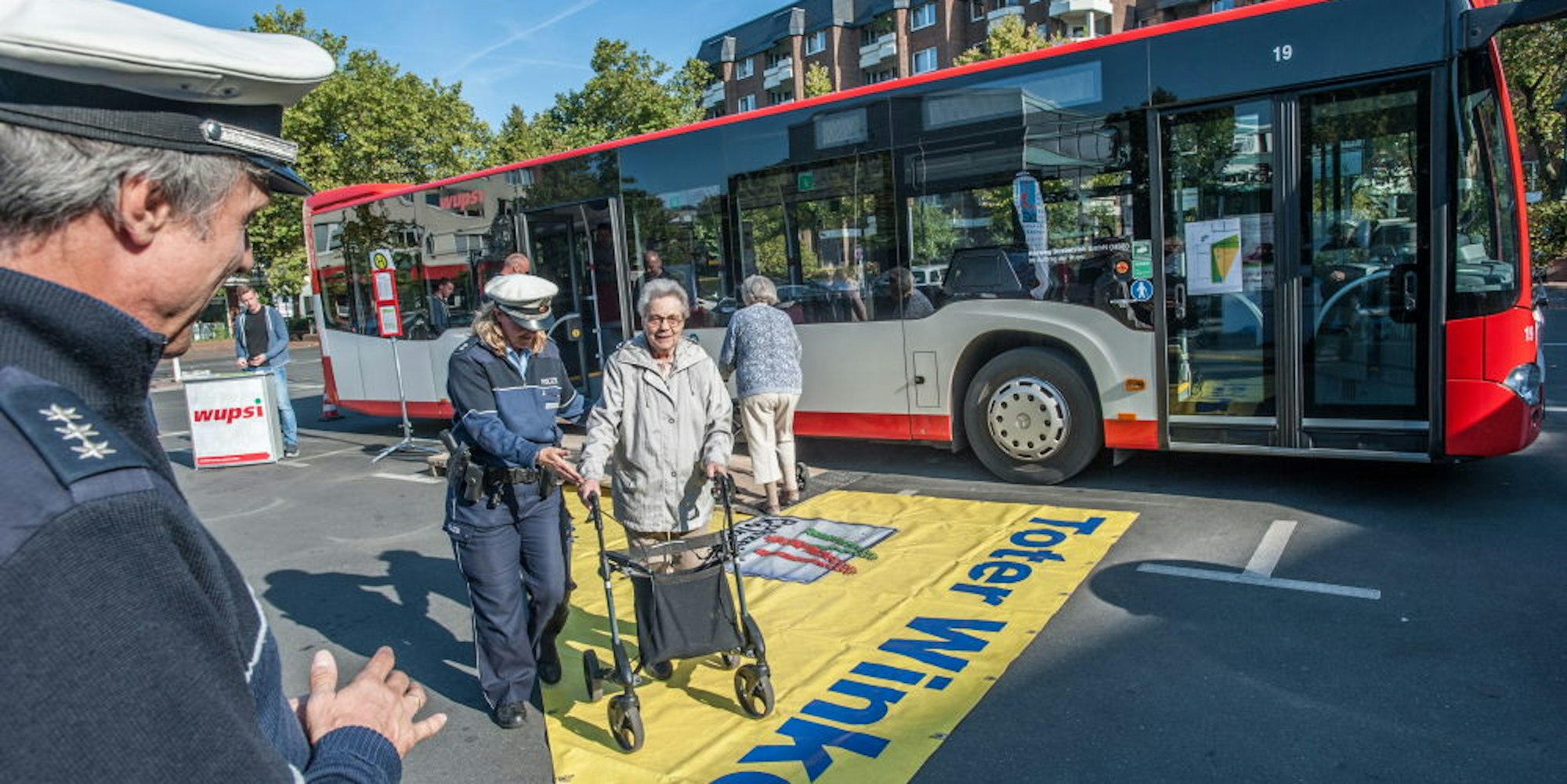 Beim Rollator-Training wird auch der Ein- und Ausstieg an einem Wupsi-Bus geübt.