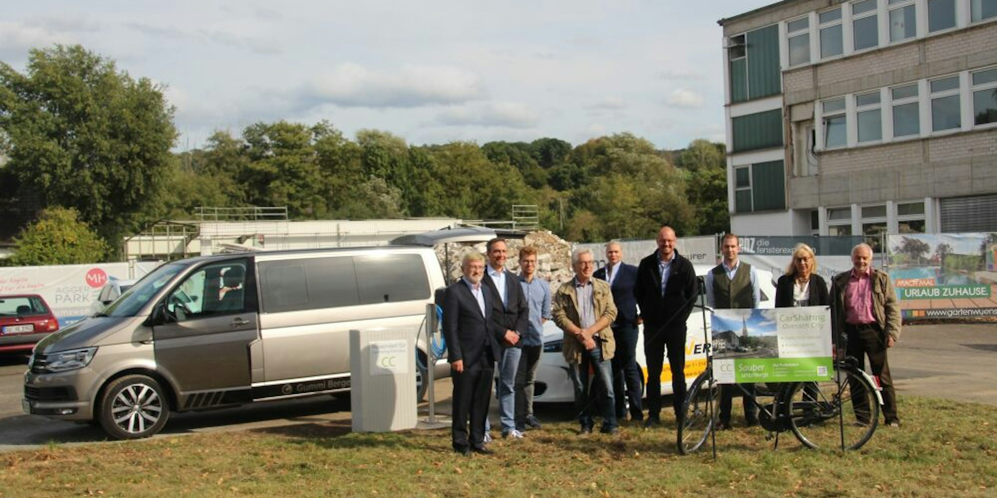 Gruppenbild mit Kleinbus: Die Carsharing-Initiative hat ein neues Fahrzeug und einen neuen Standort direkt hinter dem Bahnhof.