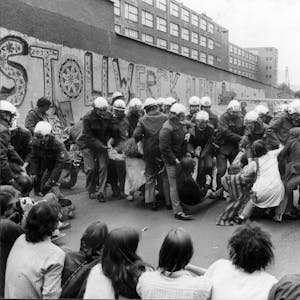 Obwohl die Besetzer am 6.Juli 1980 freiwillig das Fabrik-Gebäude geräumt hatten, kam es zu Auseinandersetzungen mit der Polizei. Mehrere Hundertschaften sollten die anrollenden Abrissbagger schützen.