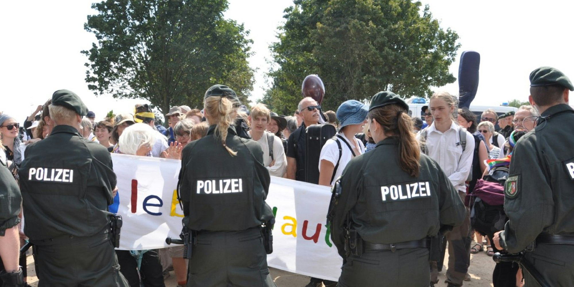 Zahlreiche Polizisten hinderten die Aktivisten am Weitergehen bis zur Abbruchkante.