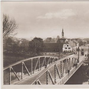 13 historische Motive aus der Zeit ab 1900 zeigt der Foto-Kalender „Gruß aus Opladen“, der für 2020 erschienen ist. Im Juli ist die abgebildete Aufnahme der alten Wupperbrücke mit der Düsseldorfer Straße aus dem Jahr 1929 zu sehen. Auch der Opladener Geschichtsverein widmet sich der Stadtgeschichte – auch im Jahr 2020.