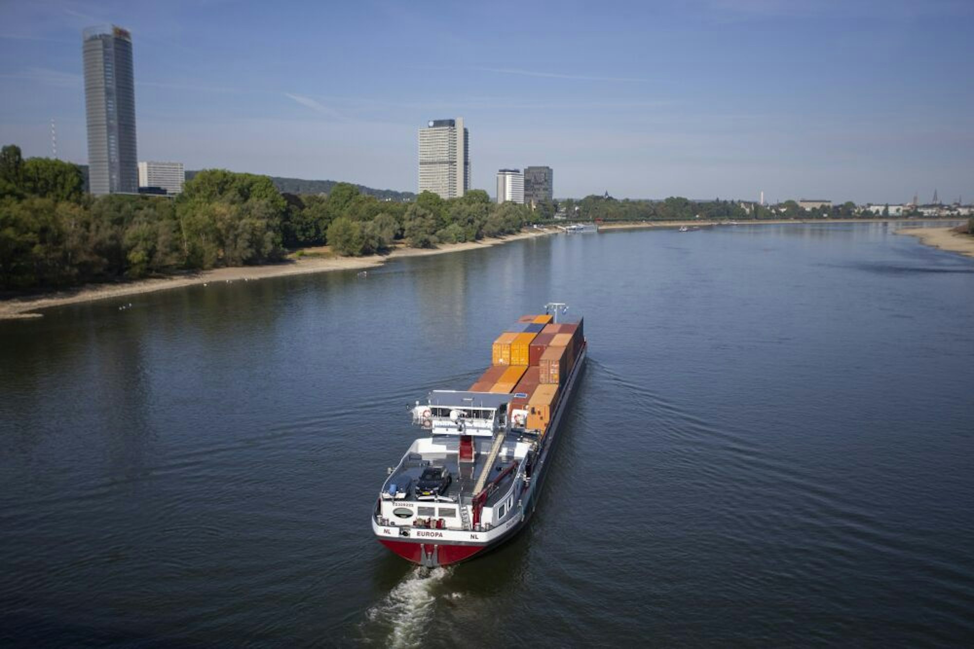 Ein Containerschiff am Sonntag auf dem Rhein bei Bonn