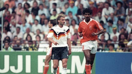 Erzfeinde unter sich: Frank Rijkaard (r.) spukte Rudi Völler im WM-Achtelfinale in die Haare.