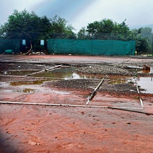 Der Kaller Tennisplatz wurde durch das Hochwasser teilweise zerstört.