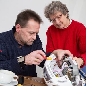 2017 half Andreas Wege Ulrike Kollenberg dabei, ein Radio zu reparieren, bis heute übrigens das am häufigsten reparierte Gerät in deutschen Repair-Cafés.