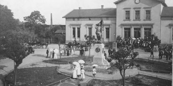 Rückblende: Der Euskirchener Bahnhof Anfang des 20. Jahrhunderts mit dem Kriegerdenkmal.