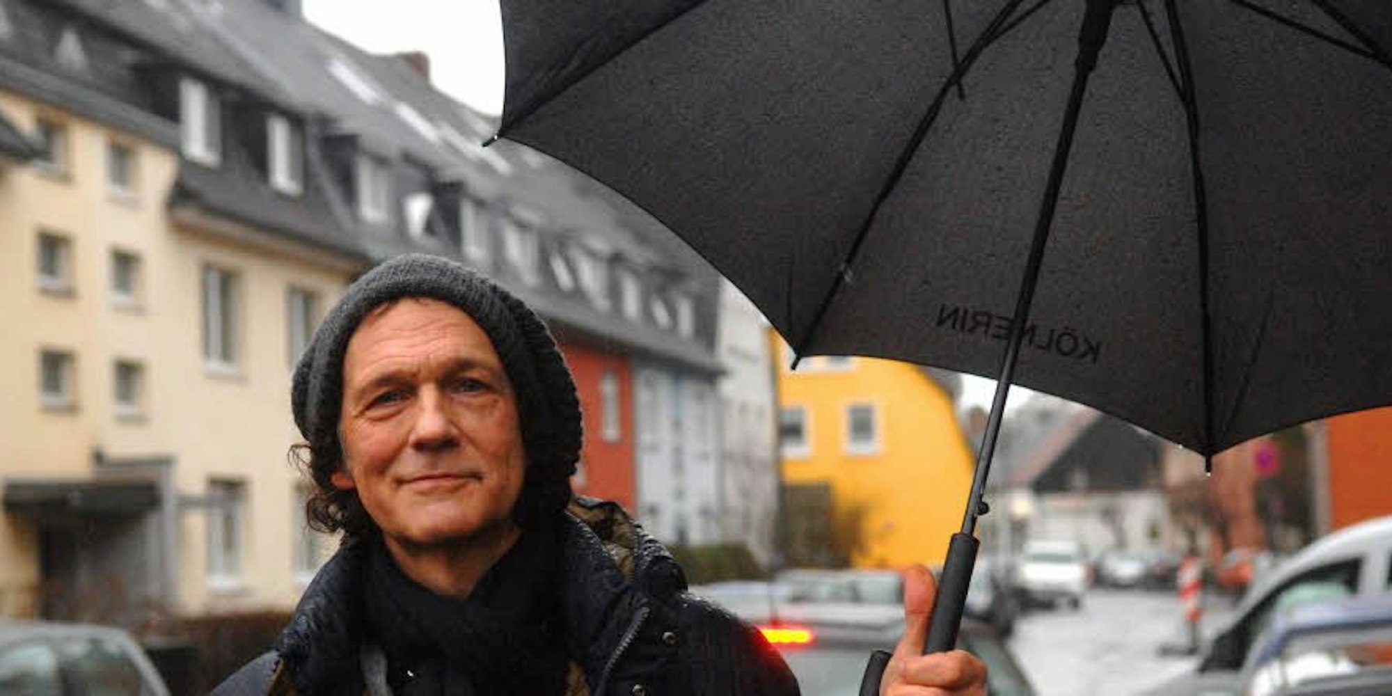 Auch im schlechten Wetter auf den Straßen Dellbrücks unterwegs: Deutschrocker Wolf Maahn