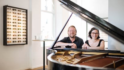 Freunde der klassischen Musik: Optiker Tobias Brandhofer und die Pianistin. Aude St. Pierre mit ihrem Steinway-Flügel.