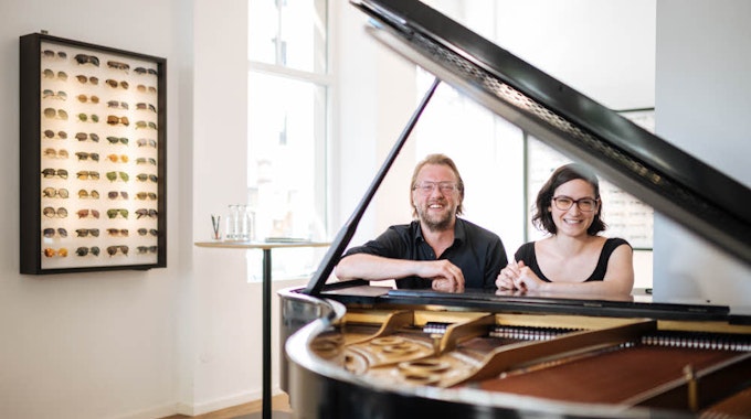 Freunde der klassischen Musik: Optiker Tobias Brandhofer und die Pianistin. Aude St. Pierre mit ihrem Steinway-Flügel.