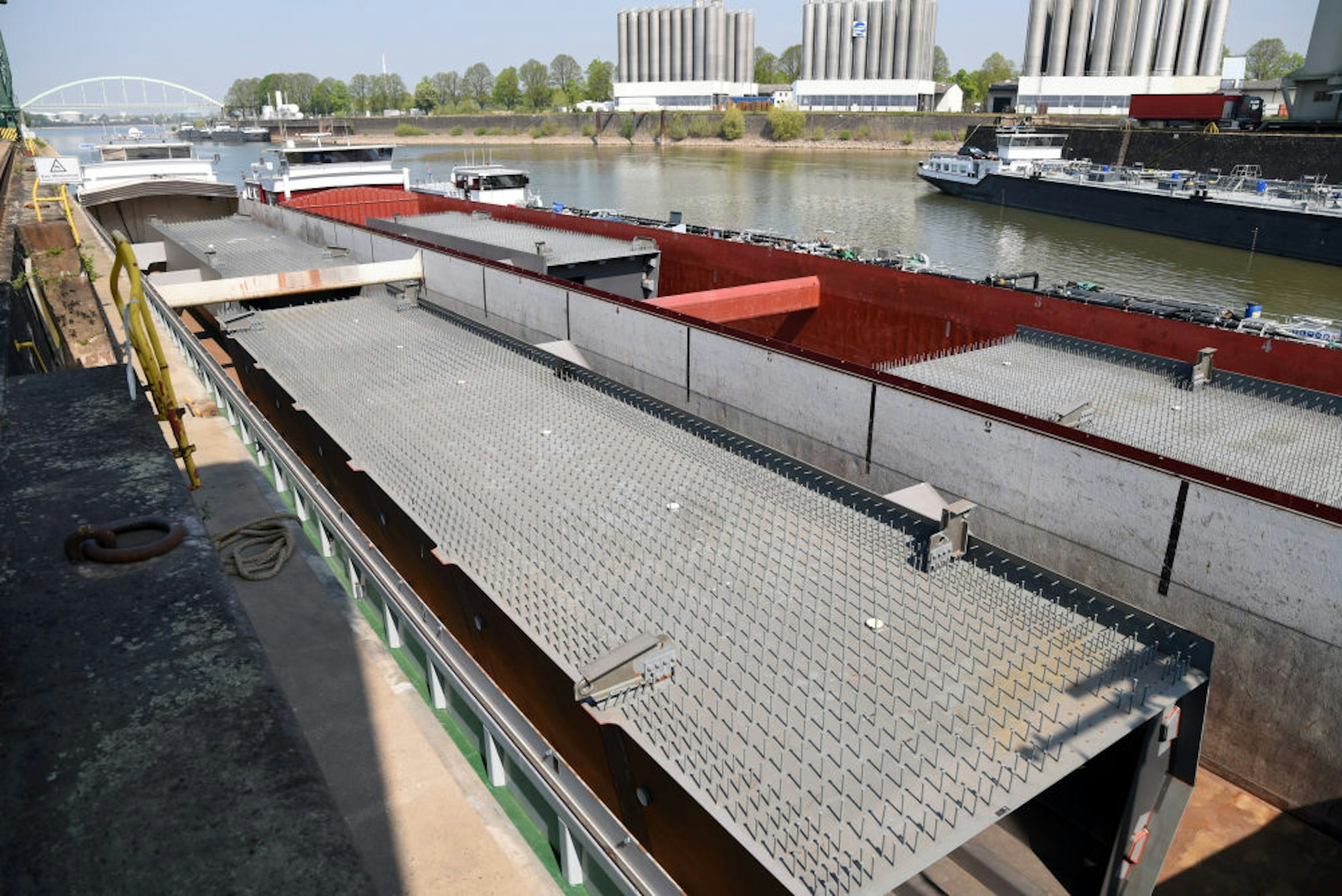 Vier der in China gefertigten mangelhaften Stahlbauteile liegen seit Wochen auf zwei Binnenschiffen im Niehler Hafen.