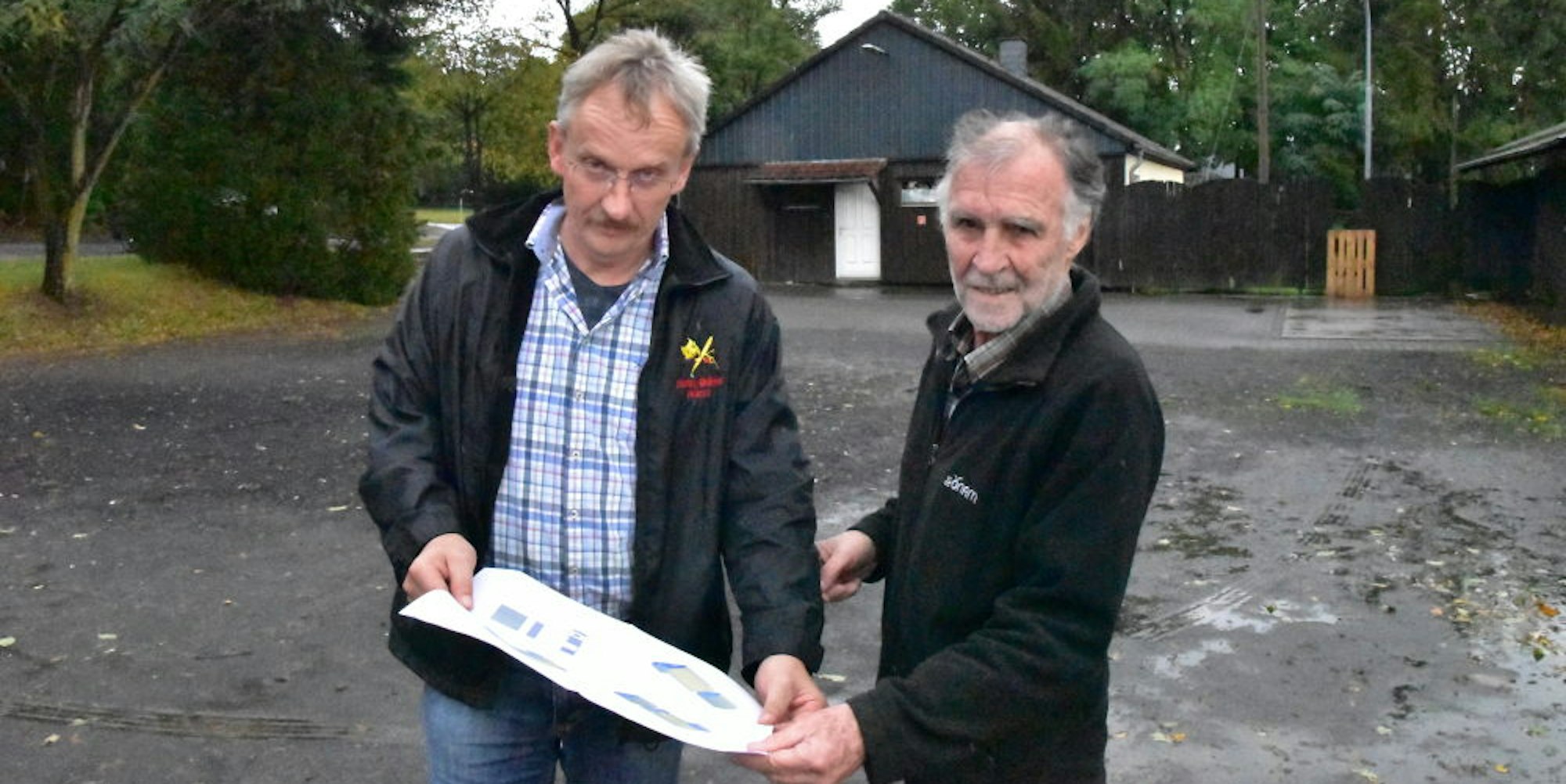 Andreas Gelhausen (l. ), Vorsitzender Hobbybühne Hurst, und Siegfried Röck, Vorsitzender des Männergesangvereins, mit dem Plan.
