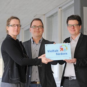 Maike Masurat, Martin Kayser und Pascal Pilgram (v.l.) präsentieren die erste Plakette der Leichlinger Sekundarschule.