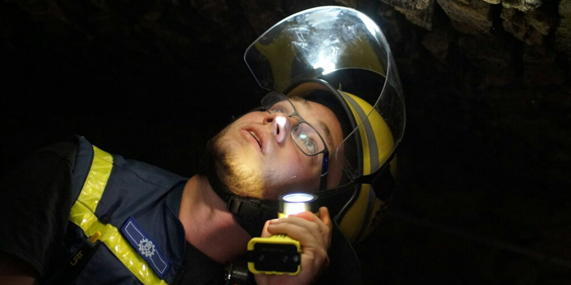 Erkennt gefährliche Stellen sofort: Baufachberater Marvin Fechler in einem Gewölbekeller in der Stumpfgasse.