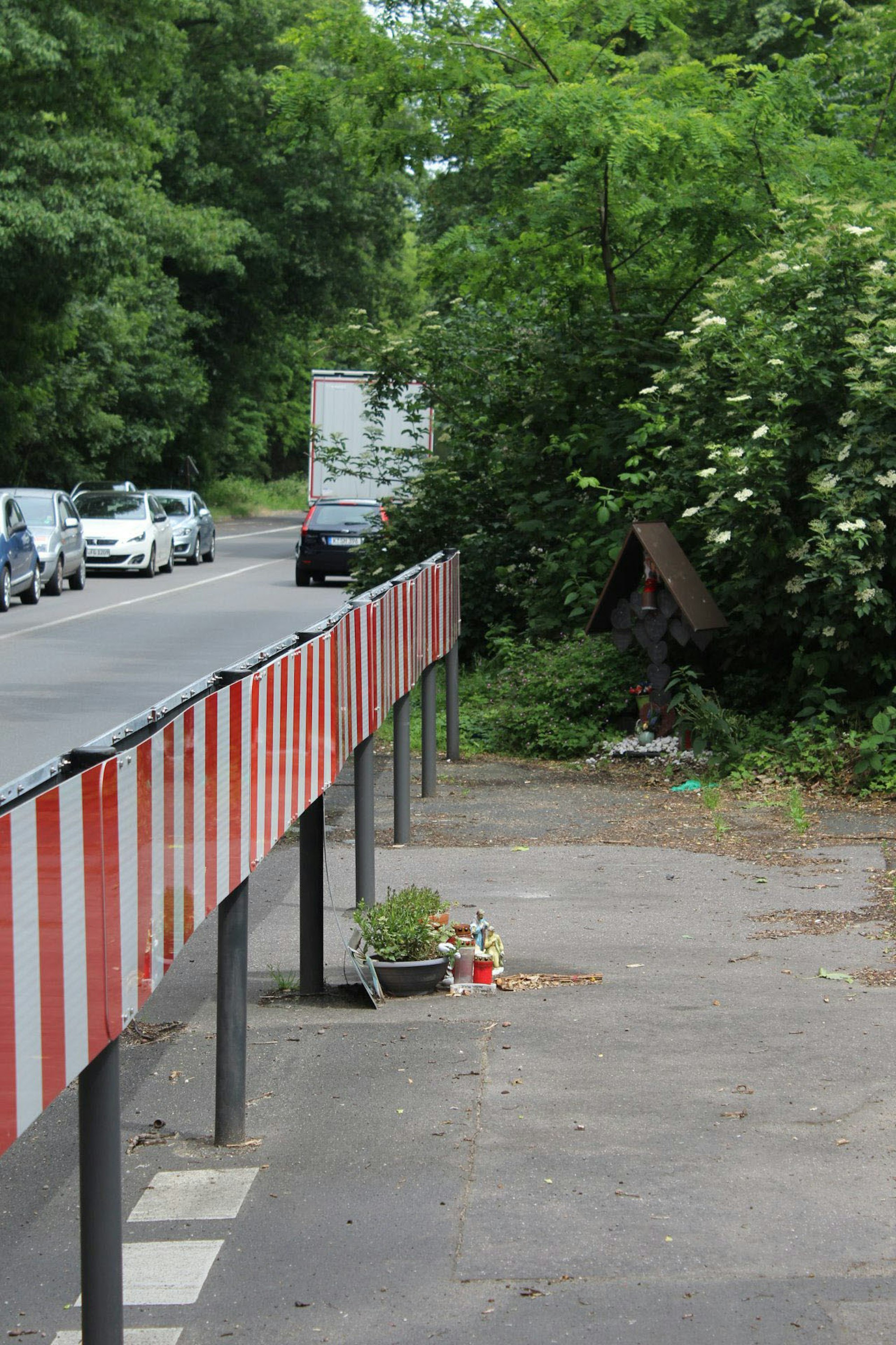 Die Stelle, an der der junge Motorradfahrer ums Leben kam, ist mittlerweile mit Baken abgesichert (l.). 