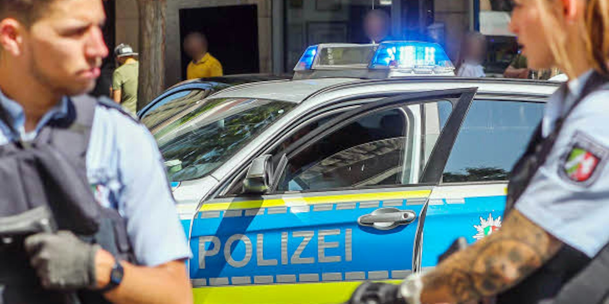 Polizisten riegeln den Dortmunder Friseurladen nach dem Überfall ab.