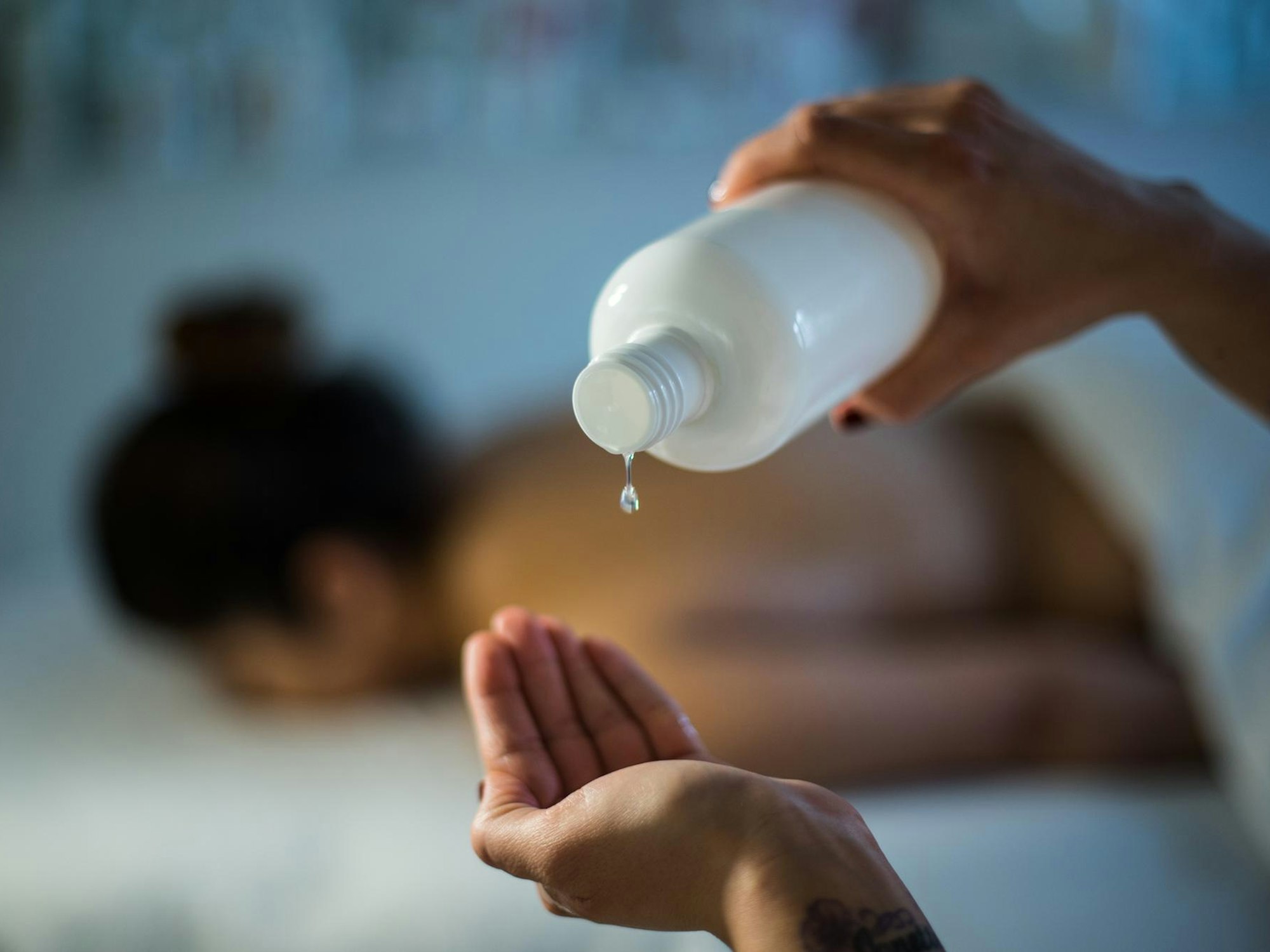Massage in einer Praxis mit Massage-Öl