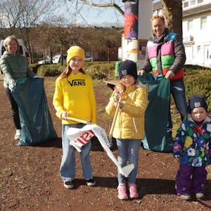 Anja Behrent und Dominik Glowienka beteiligten sich mit ihren drei Töchtern Hilde, Lotte und Pia (v. l.) an einer Müllsammelaktion in Hürth. (Archivbild)