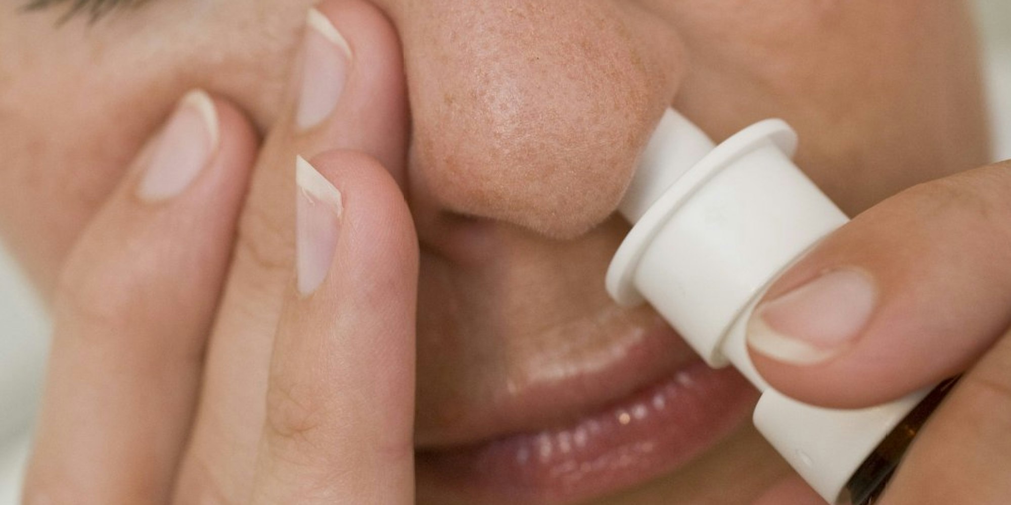 Ja, Nasenspray kann süchtig machen, schon ab zwei Wochen treten deutliche Gewöhnungseffekte ein.