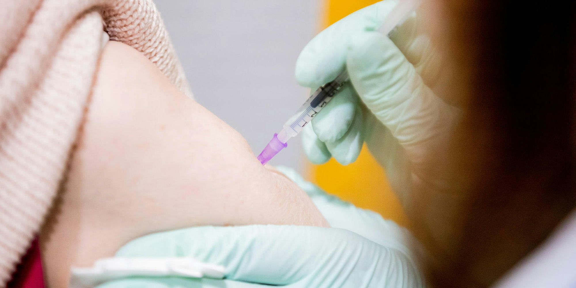 biontech-impfung-symbolbild-dpa