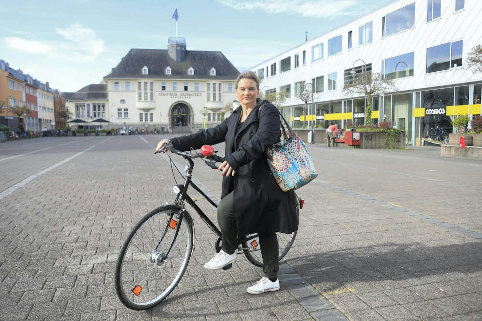 Die Herzkölnerin und Hänneschen-Intendantin Frauke Kemmerling ist im Veedel am liebsten mit dem Fahrrad unterwegs.
