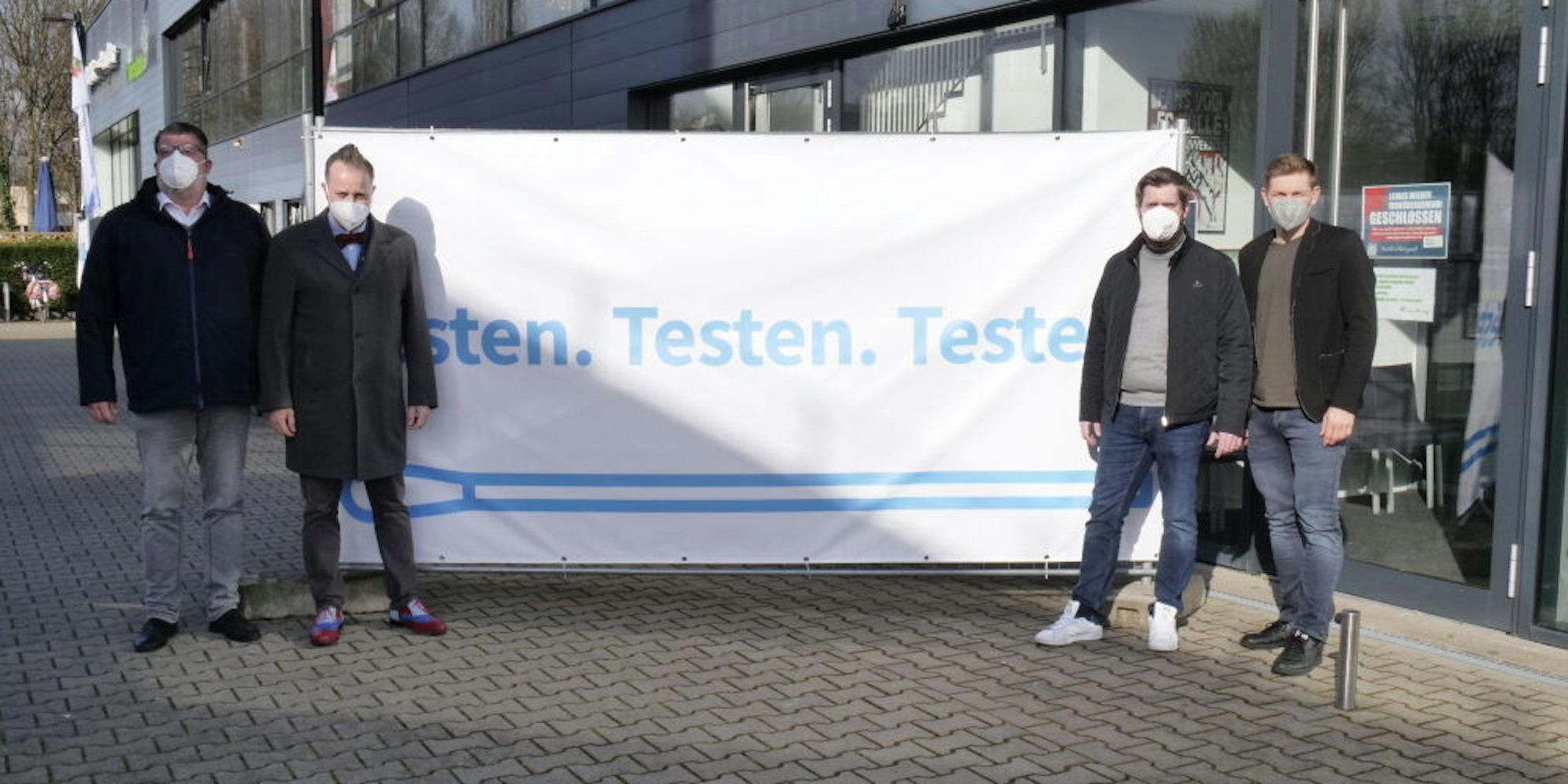 „Testen. Testen. Testen.“ Darauf wollen Markus Steubesand (v.l.n.r.), Michael Schumacher, Karl Zylajew und André Greipel aufmerksam machen.