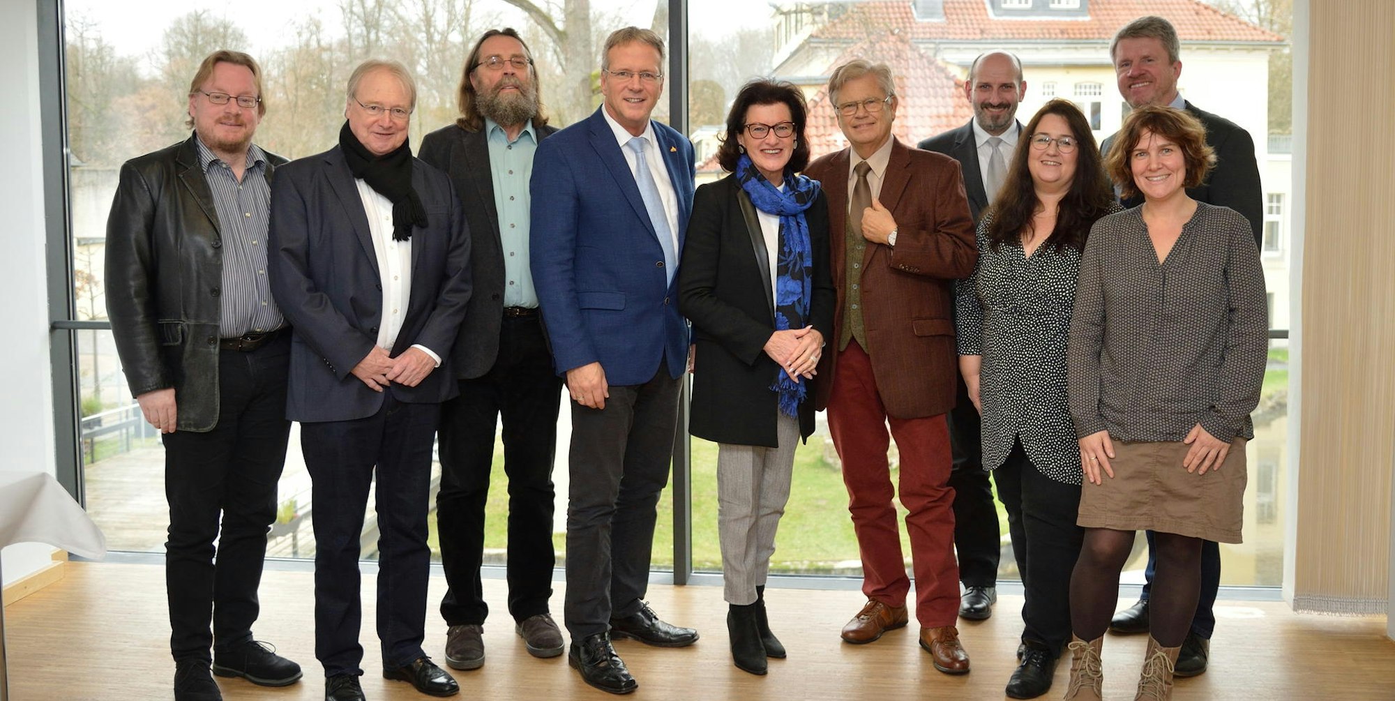 Mit Bürgermeister Mombauer (4. v. l.) sowie den Spitzen von Rat und Verwaltung traf sich Gisela Walsken (5. v. l.) am Mittwochnachmittag in der Bildungswerkstatt von Schloss Eulenbroich.