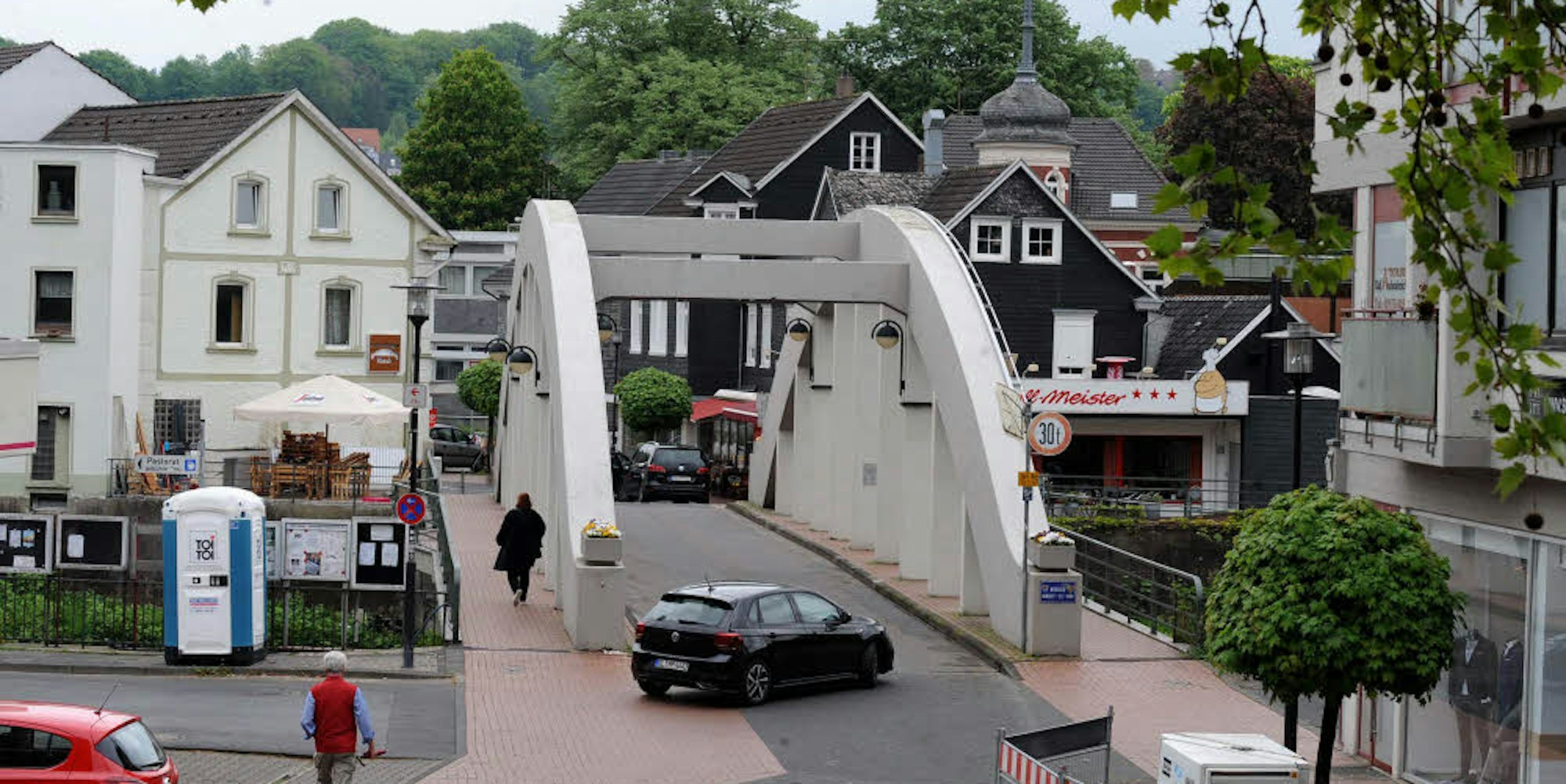 Die Bogenbrücke über die Wupper muss saniert werden. Darum wird sie vom 30. April bis 10. Mai komplett gesperrt.