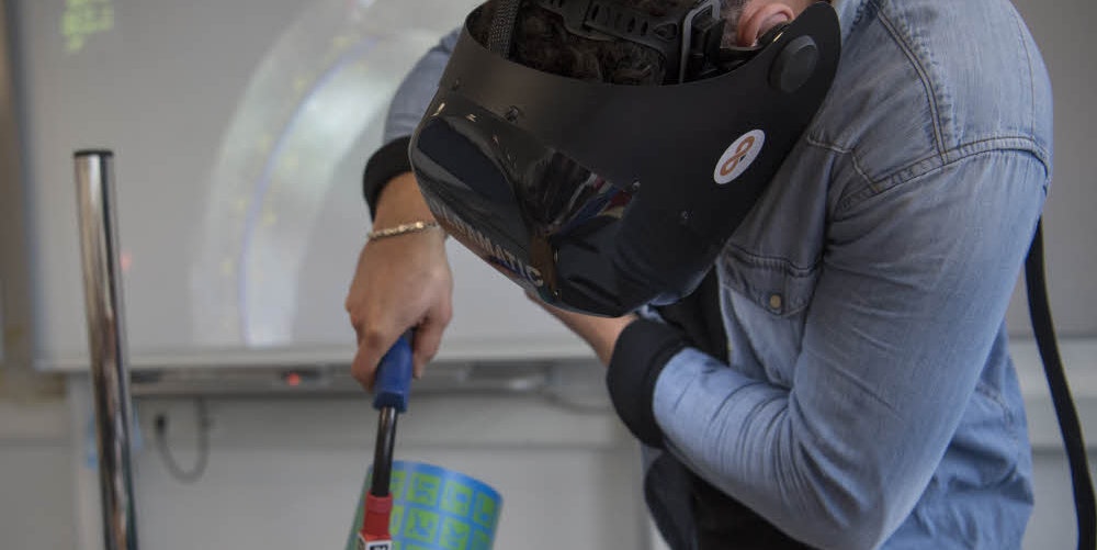 Moderner Unterricht: Metallbau-Azubi Ardi Bahoui übt mit einer Virtual-Reality-Brille in der Berufsschule das Schweißen.
