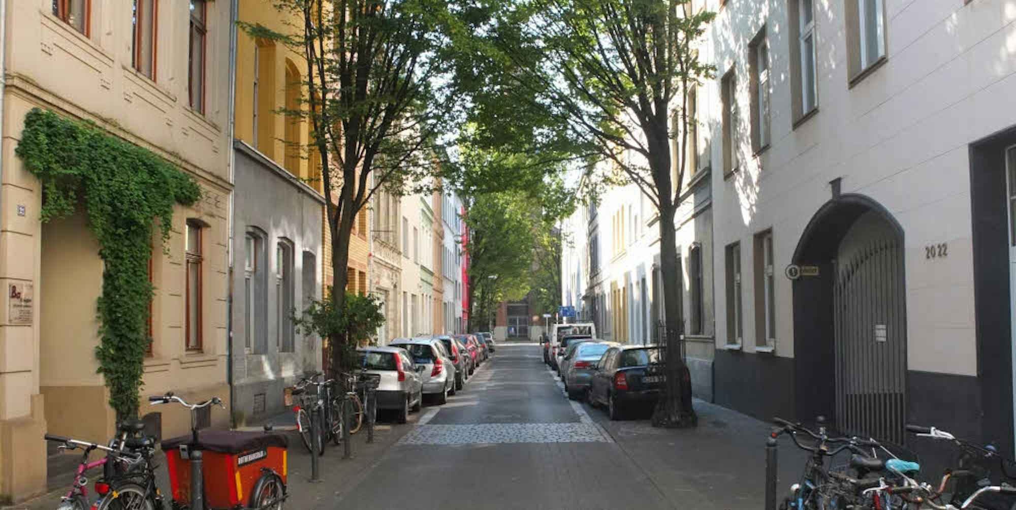Die Rothehausstraße bekommt breitere Gehwege und damit mehr Platz für Fußgänger.