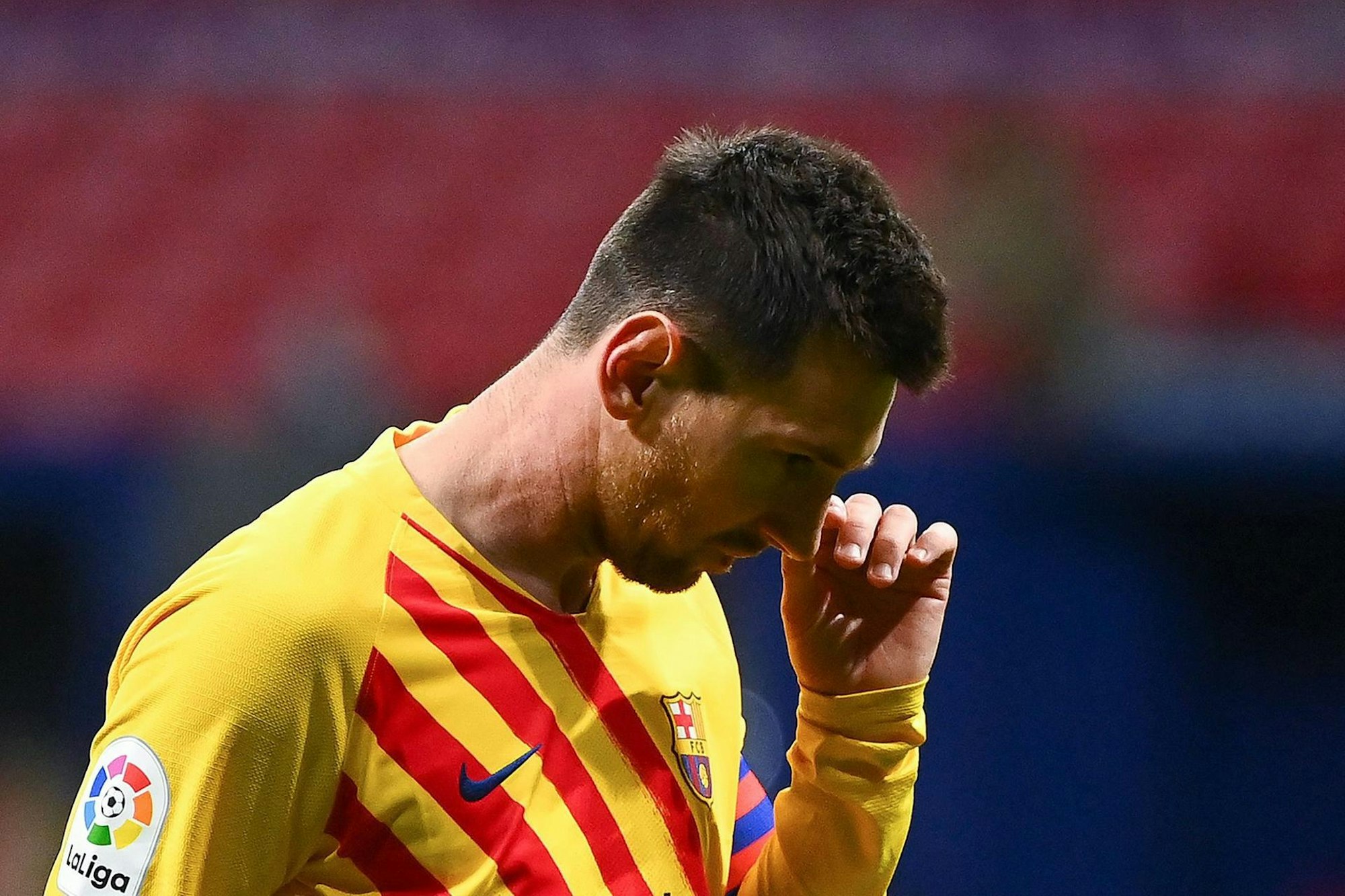 Lionel Messi geht nach der Niederlage des FC Barcelona bei Atletico Madrid enttäuscht vom Rasen.
