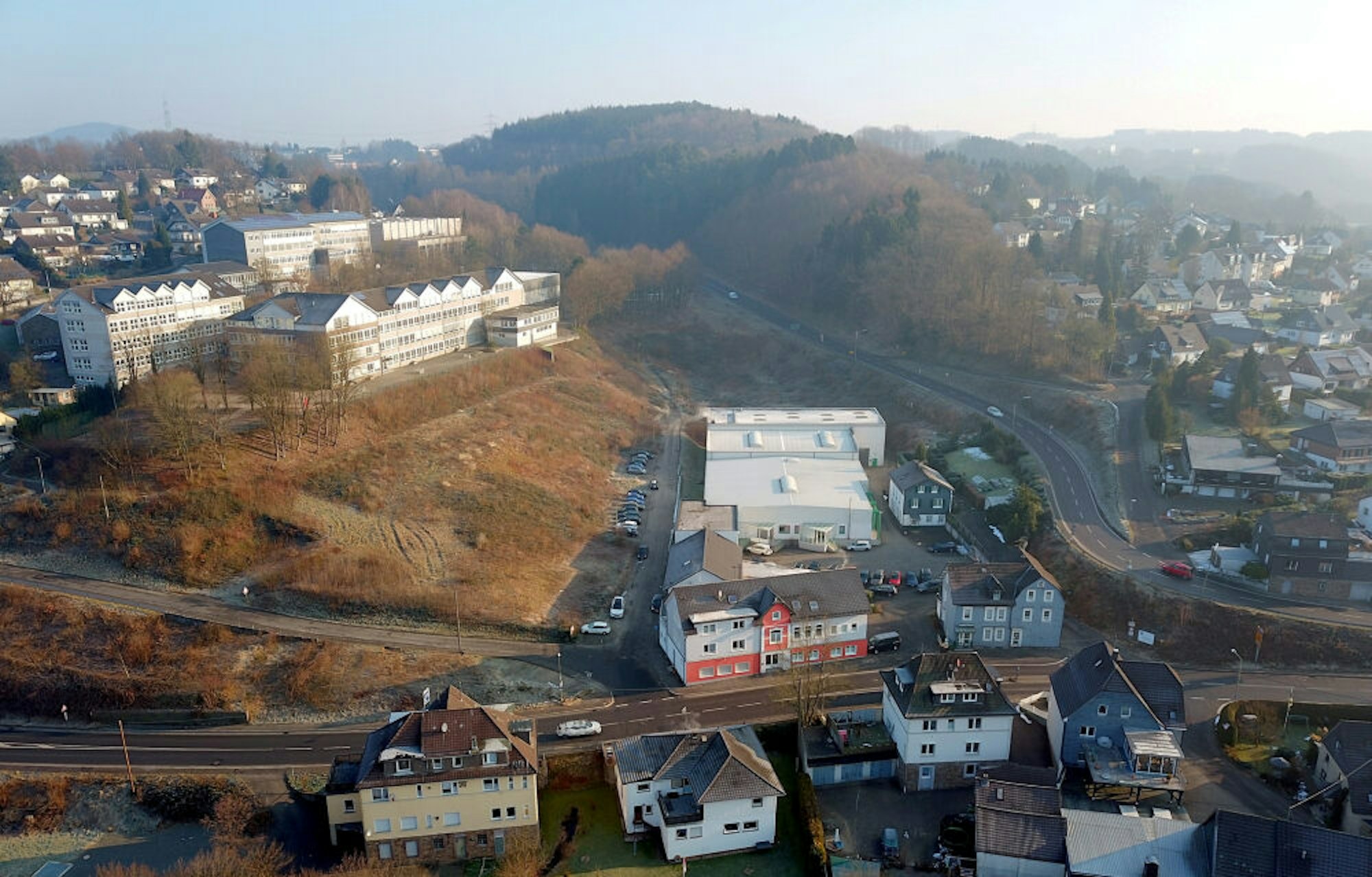 Vorher und nachher: Die Aufnahmen zeigen die Bantenberger Straße im Februar 2018 (oben) und vor wenigen Tagen. Am linken Bildrand ist das Schulzentrum zu erkennen.