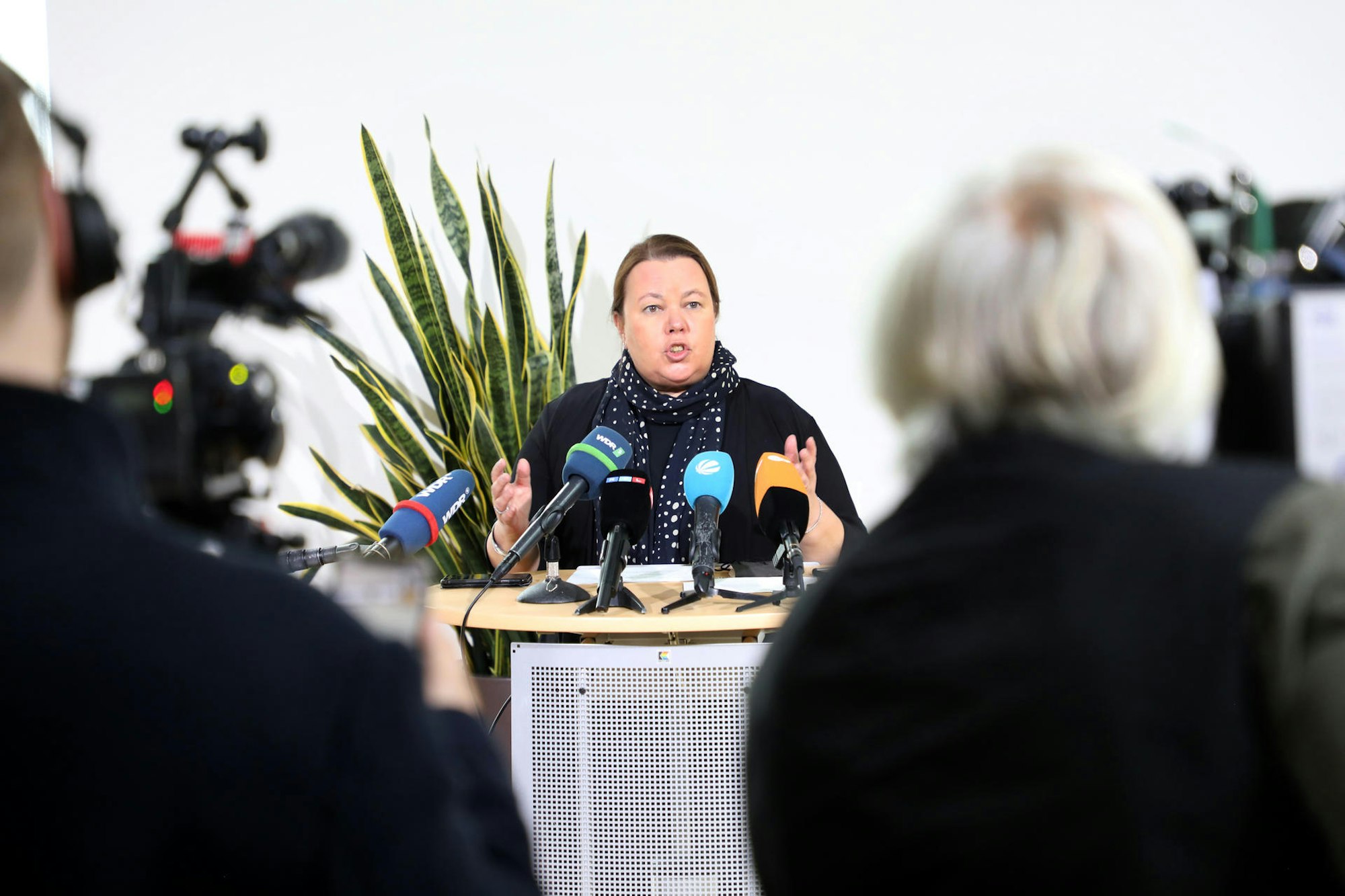 Noch am Morgen hatte die Ministerin Heinen-Esser einen Rücktritt vor Pressevertretern ausgeschlossen.