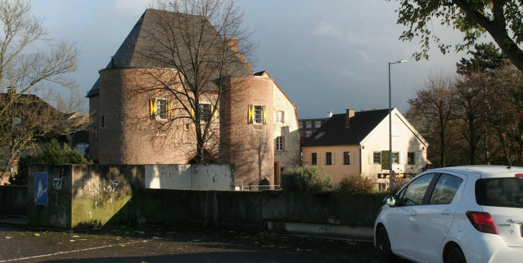 Das als Schandfleck empfundene Parkhaus am Aachener Tor soll abgerissen und durch einen ebenerdigen Parkplatz ersetzt werden.