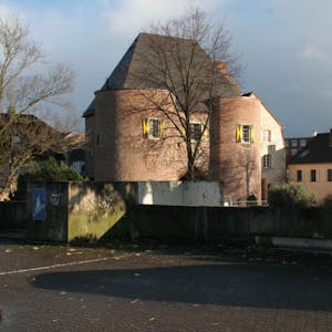 Das als Schandfleck empfundene Parkhaus am Aachener Tor soll abgerissen und durch einen ebenerdigen Parkplatz ersetzt werden.