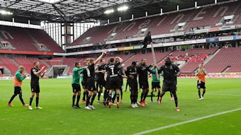 Die Spieler von Borussia Mönchengladbach feiern im Rhein-Energie-Stadion.