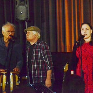 Die sechsköpfige Band wurde durch Sängerin Sabine Schistel unterstützt.