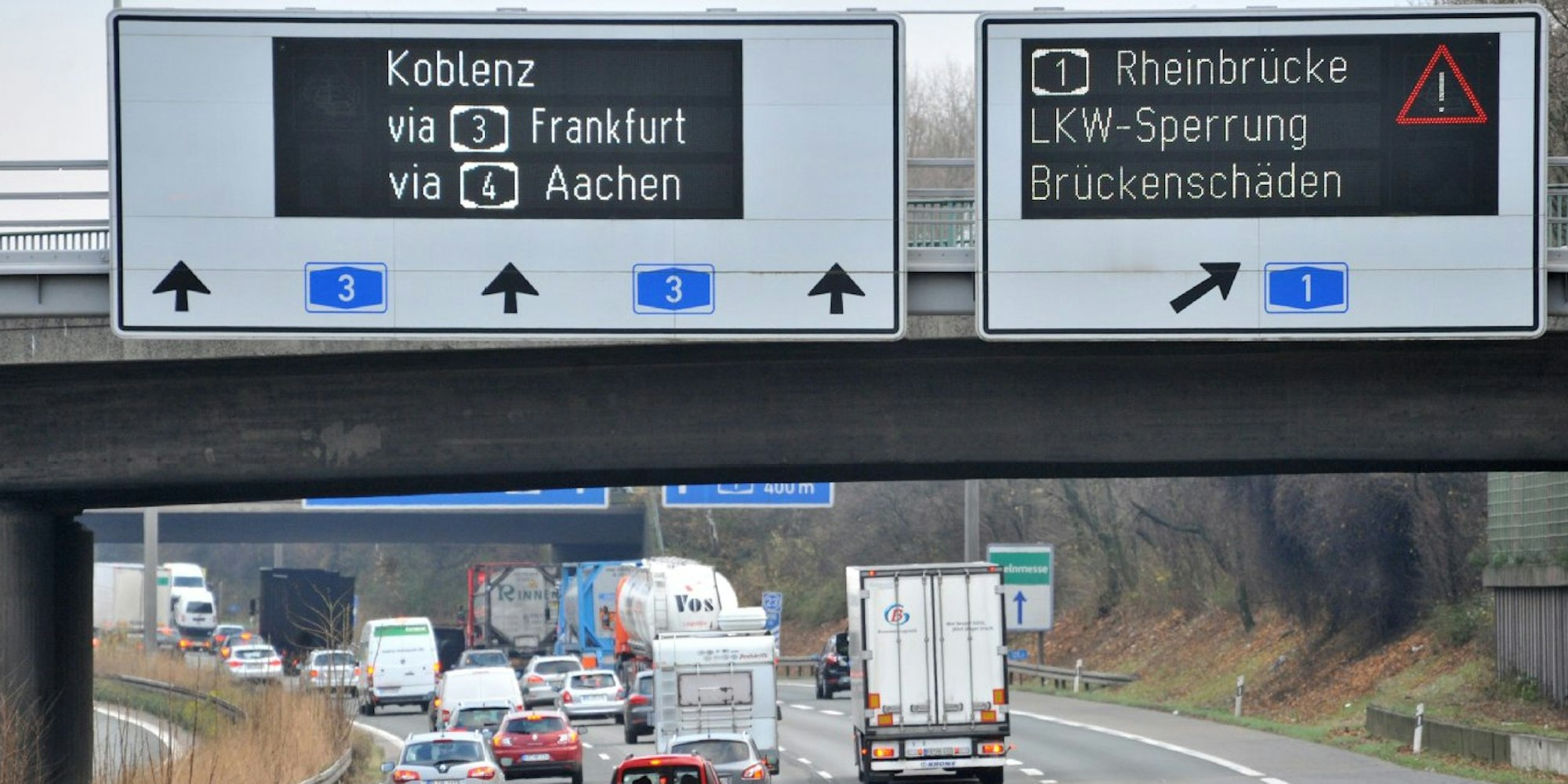 Seit Freitag weisen die elektronischen Hinweistafeln auf der Autobahn Lkw-Fahrer auf die Sperrung hin.