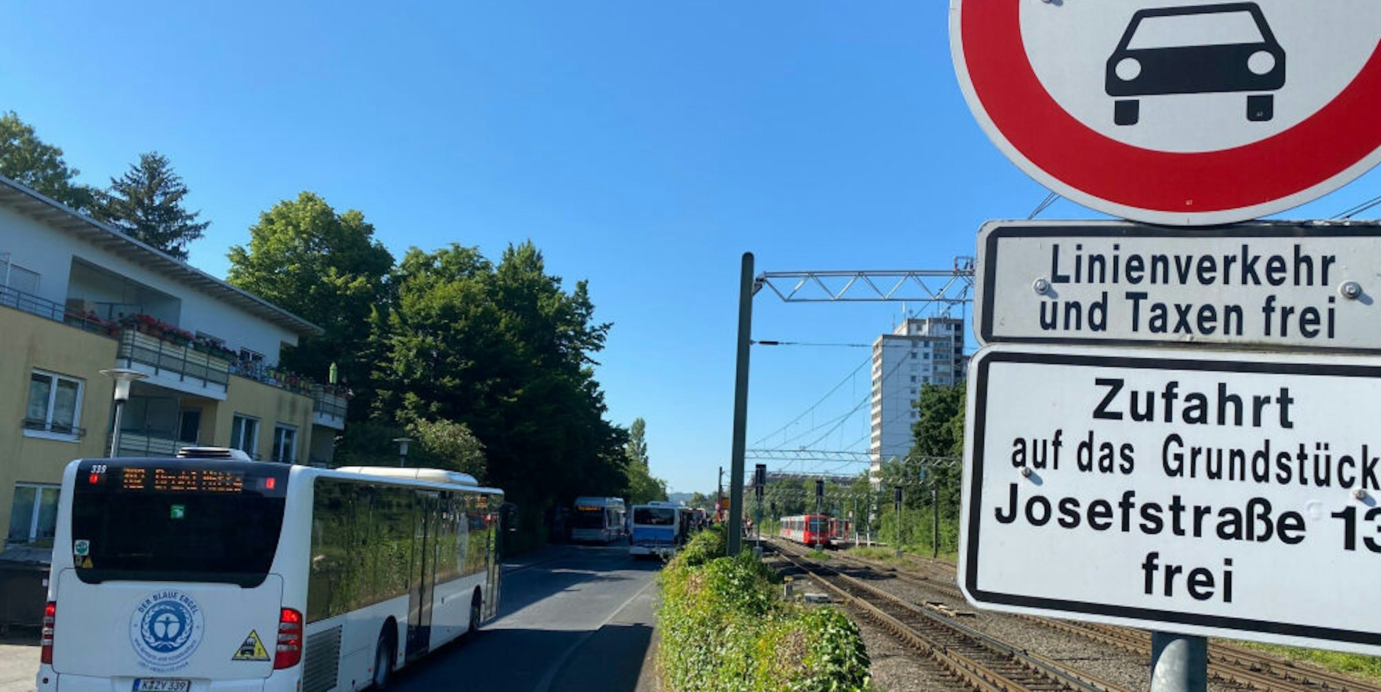 An der Strecke zwischen Hermann- und Carl-Schurz-Straße sollen versenkbare Poller künftig nur noch Busse passieren lassen.