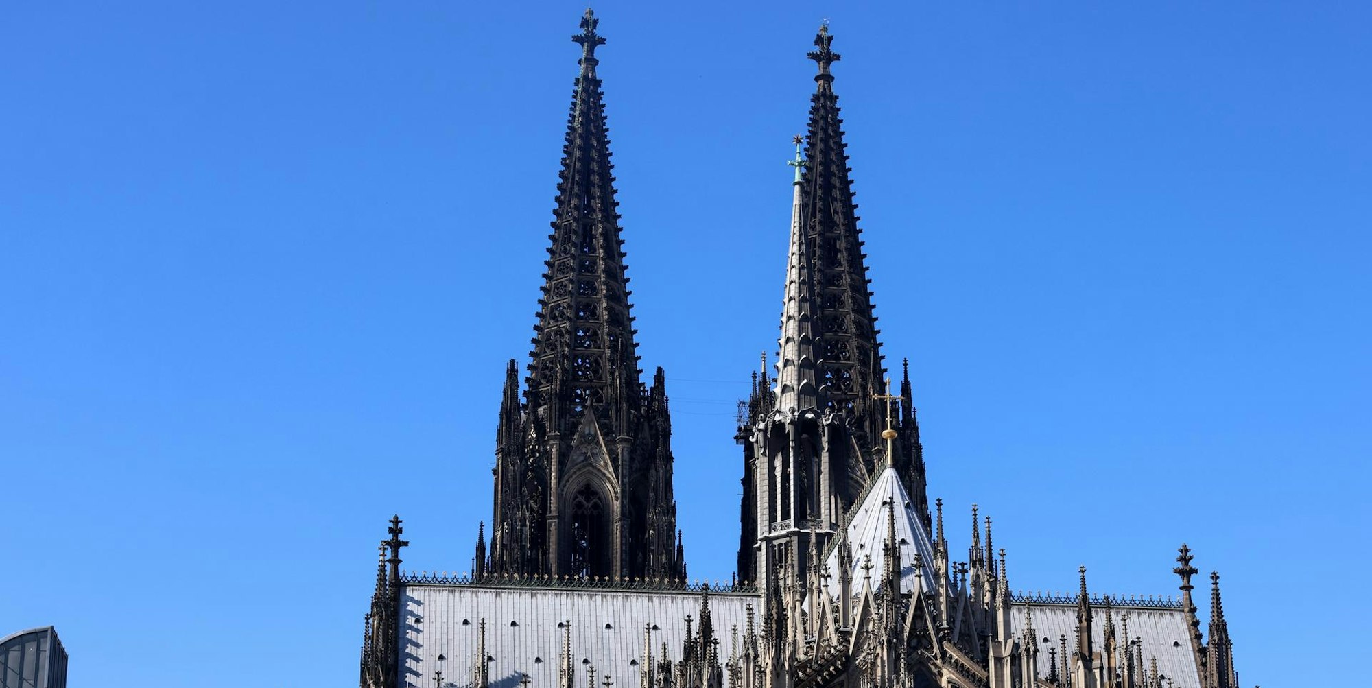 Die Spitzen des Kölner Doms vor blauem Himmel