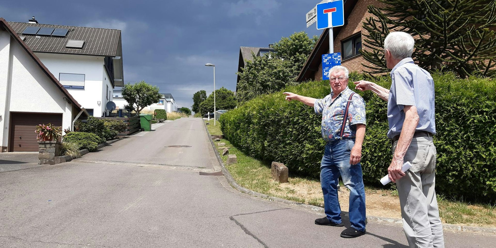 Die Anwohner Gerd Stähler (r.) und Dieter Hanke hoffen auf eine Lösung des Verkehrsproblems an der Otto-Dick-Straße.