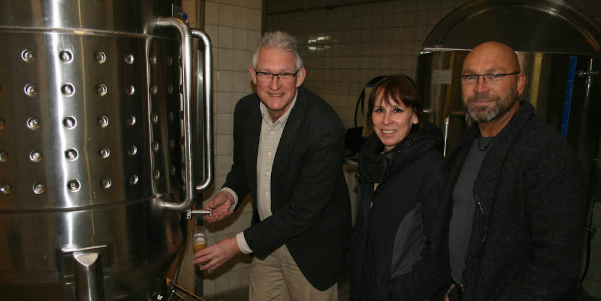 Klaus und Sandra Keller arbeiten mit Bauunternehmer Janusch Schuchmilski (v.l.) an ihrem Traum von einer Brauerei.