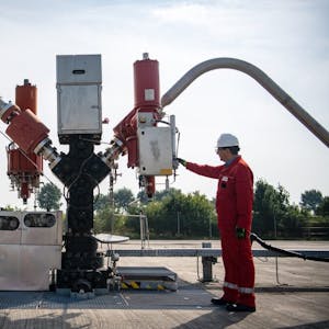 Hier strömt das Erdgas aus dem Boden: Ein Mitarbeiter steht am Eruptionskreuz vom Erdgasförderplatz Goldenstedt Z23.