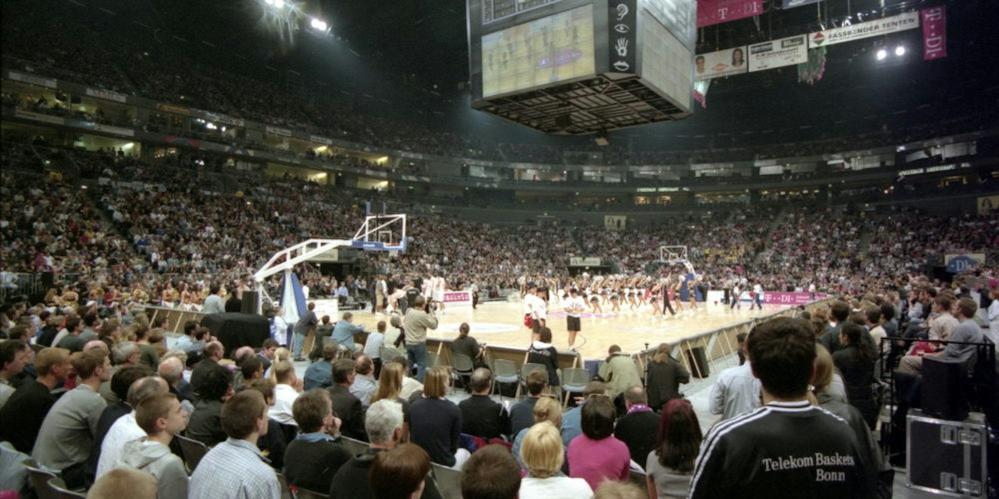 Ein imposanter Anblick: Mit 18 500 Zuschauern war die Köln-Arena beim Duell Bonn/Berlin im April 2000 ausverkauft.